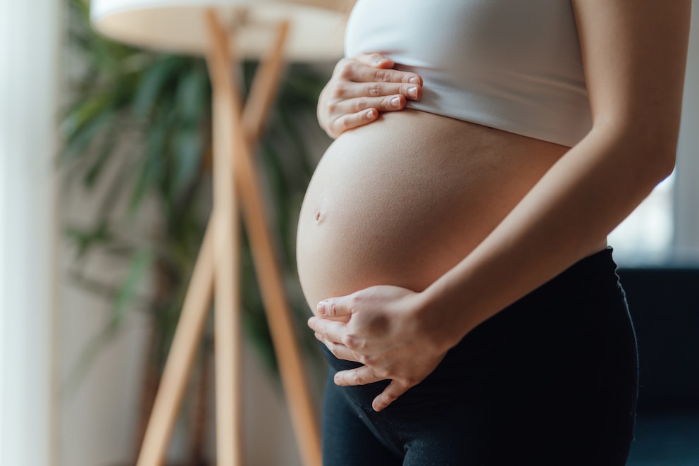 Frau mit Schwangerschaftsbauch im Close-up