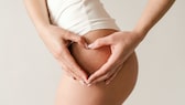 Frau, die ihre Cellulite am Bein zeigt