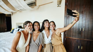 Hochzeitsgäste, die ein Selfie machen