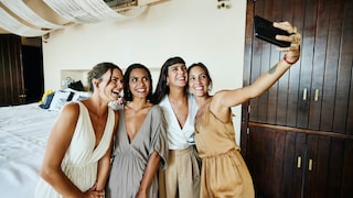 Hochzeitsgäste, die ein Selfie machen