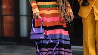 Frau in Color Blocking Kleidung