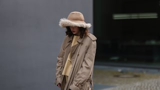 Frau in Trenchcoat