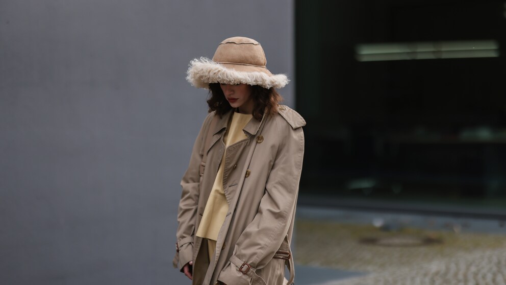 Frau in Trenchcoat
