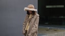 Frau in Trenchcoat