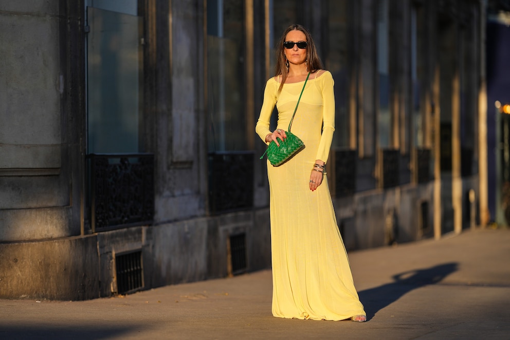 FRau in gelbem Kleid