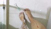 Frauenbeine mit Blut am Bein