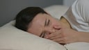 Weinende Frau im Bett