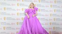 Nicola Coughlan in einer pinken Abendrobe