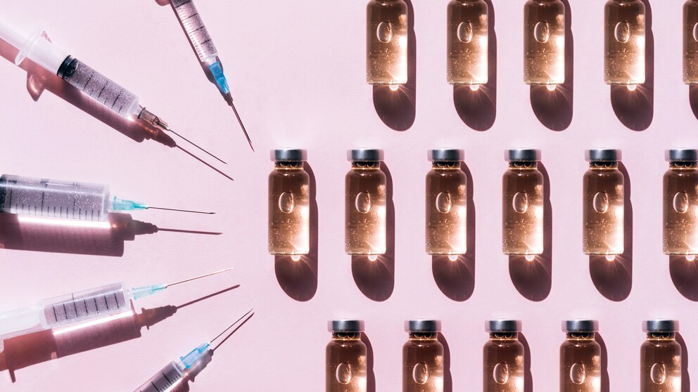 Notox-Spritzen auf rosafarbenem Hintergrund