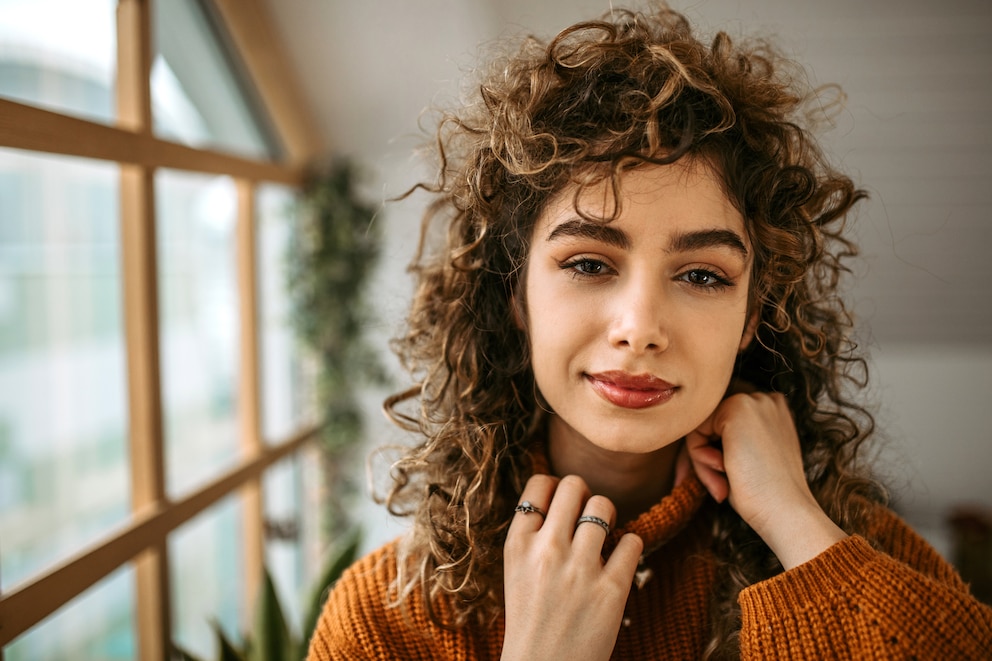 Frau mit stufigen Locken