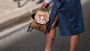 Straßenlook einer Frau mit einem Rucksack