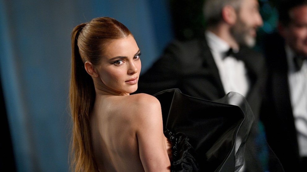 Kendall Jenner mit roten Haaren auf dem roten Teppich