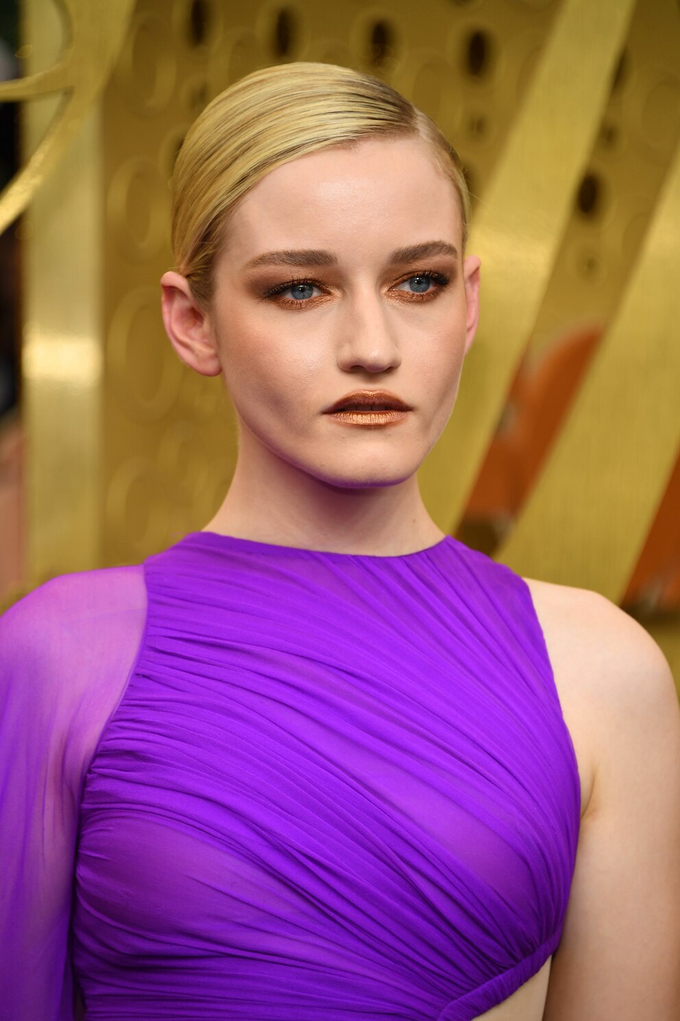 Julia Garner bei den Emmy-Award in einer traumhaften Lila-Robe