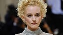 Julia Garner überrascht immer wieder mit verschiedenen Looks