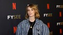Maya Hawke auf dem roten Teppich von Stranger Things