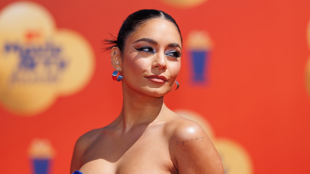 Vanessa Hudgens in blauem Kleid auf rotem Teppich