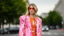 Frau im Orange-Pinken Blazer, Street Style