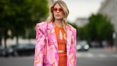 Frau im Orange-Pinken Blazer, Street Style