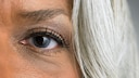 Frau im Close-up mit dunklen Augenringen