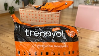 Trendyol-Lieferpaket in Orange