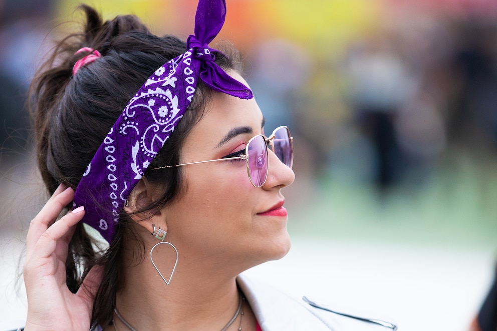 Frau mit Bandana als Stirnband