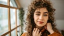 Portrait mit Frau mit lockigen Haaren
