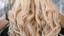 Blondierter Schopf