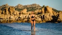 Frau im schwarzen Bikini im Meer