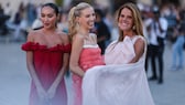 Korlan Madi, Leonie Hanne und Anna Dello Russo vor der Giambattista Valli Modeschau