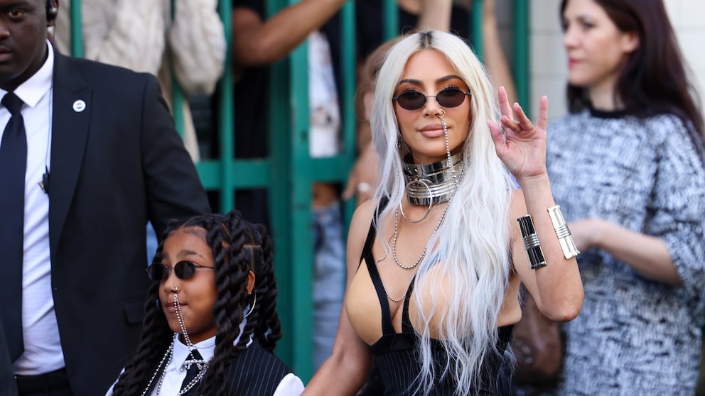 Kim Kardashian mit Tochter North in Paris