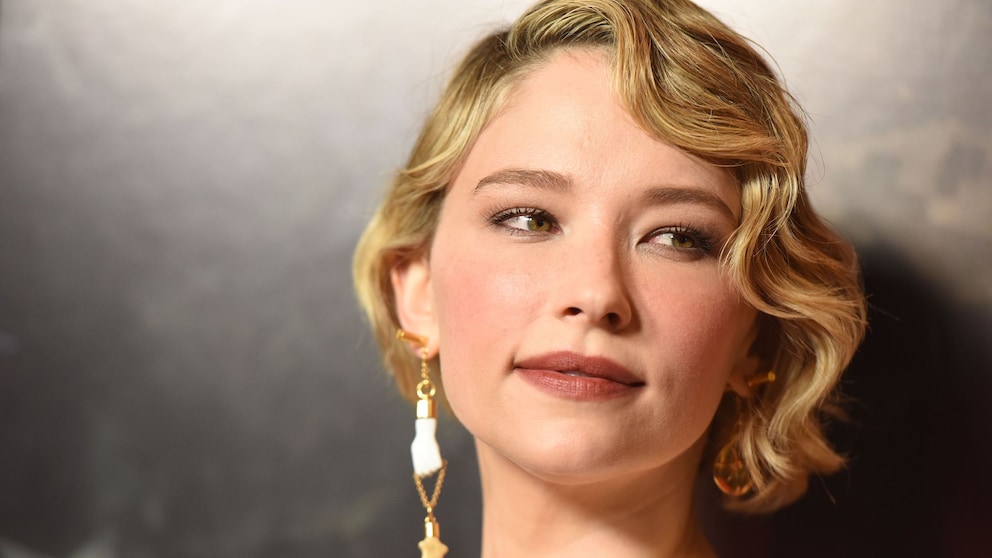 Haley Bennett mit Wasserwelle