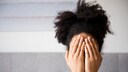 Frau mit Body Anxiety