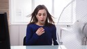 Frau vor dem Ventilator