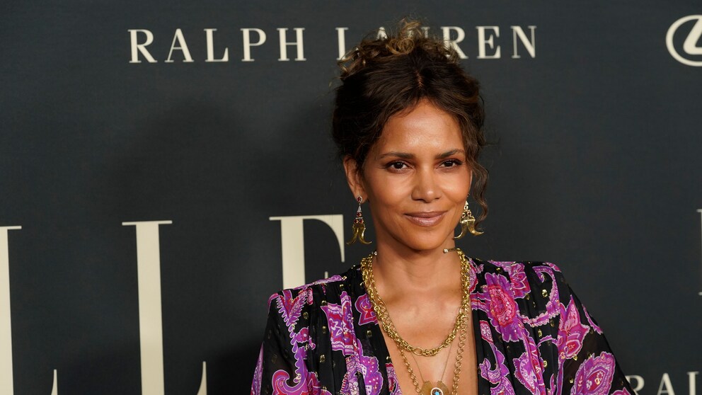 Halle Berry in Kleid mit lila