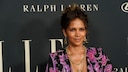 Halle Berry in Kleid mit lila