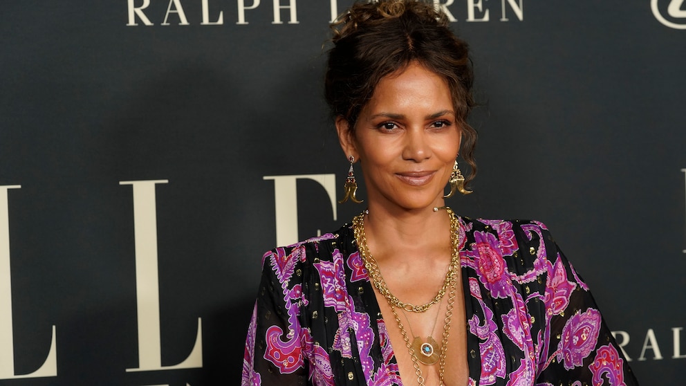 Halle Berry in Kleid mit lila