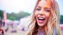 Frau mit farbigen Haaren auf einem Festival