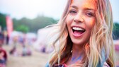 Frau mit farbigen Haaren auf einem Festival