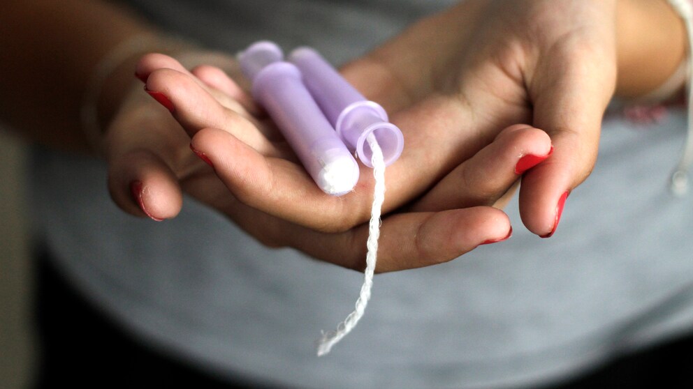 Frau hält Tampons in der Hand