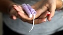 Frau hält Tampons in der Hand