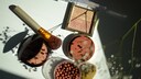 Highlighter werden oft als Puder aufgetragen und sollen durch Lichtreflexe bestimmte Hautpartien strahlen lassen