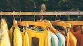 Nachhaltige Mode auf einer Kleiderstange – mehr Interesse laut Umfrage