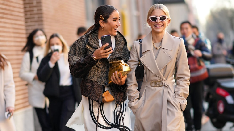 Caro Daur, hier mit Social Media-Star Tamara Kalinic, zeigt welcher Herbsttrend auch dieses Jahr wieder angesagt ist