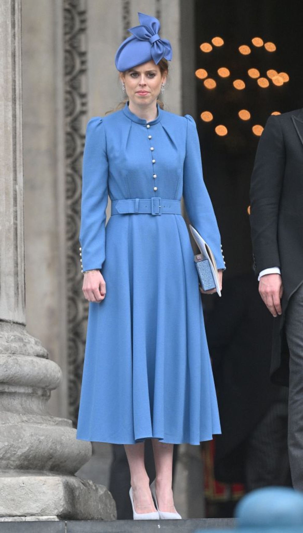 Prinzessin Beatrice im blauen Kleid