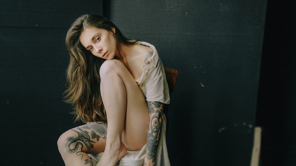 Frau mit vielen Tattoos
