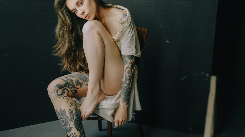 Frau mit vielen Tattoos