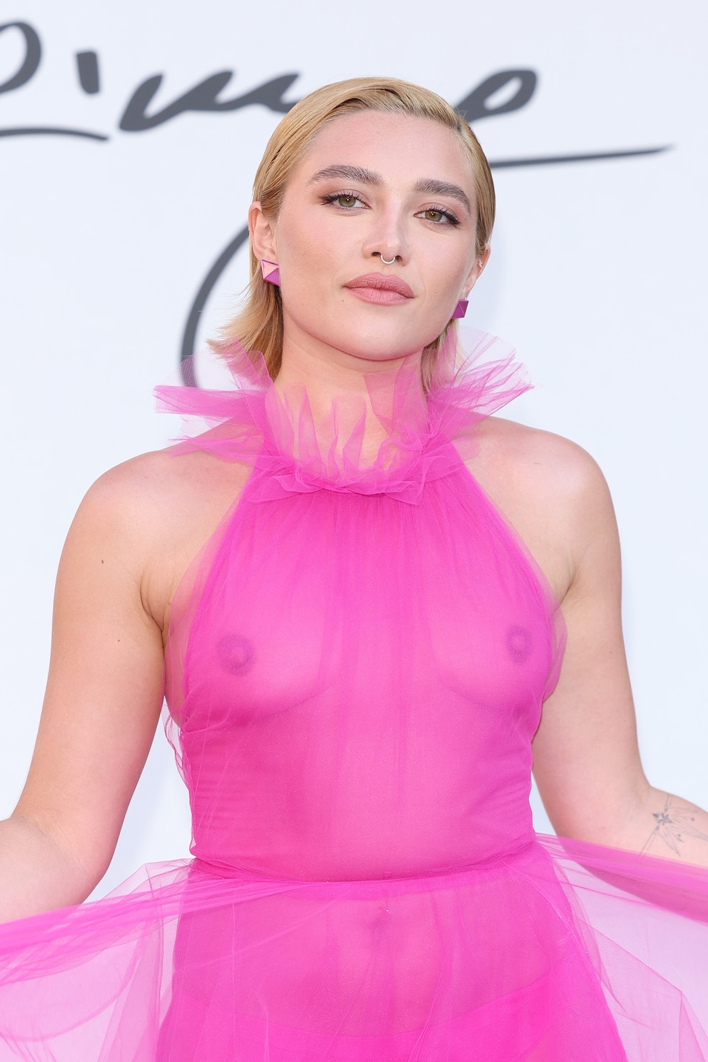 Florence Pugh zeigte Nippel in Valentino Couture