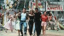 Olivia Newton-John im Outfit ihrer Paraderolle Sandy an der Seite von Co-Star John Travolta im Kult-Film „Grease“.