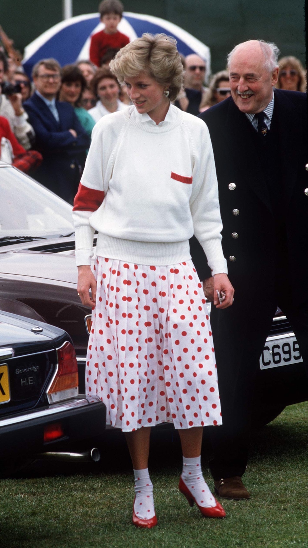 Prinzessin Diana mit Socken zum Rock