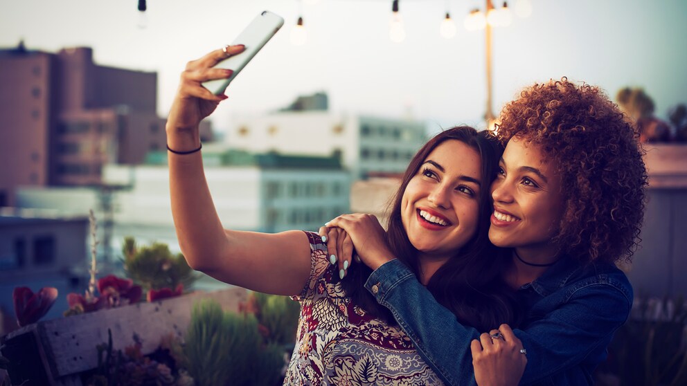 Mit ein paar kleinen Make-up-Tricks strahlen Sie in Zukunft auf Fotos genauso wie in echt